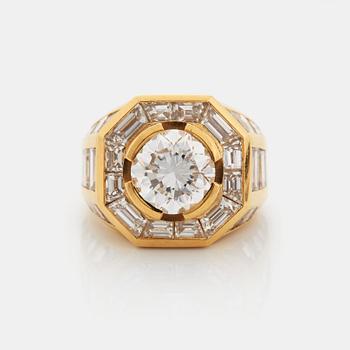 444. An 18K gold ring set with a round brilliant-cut diamond 3.01 cts.