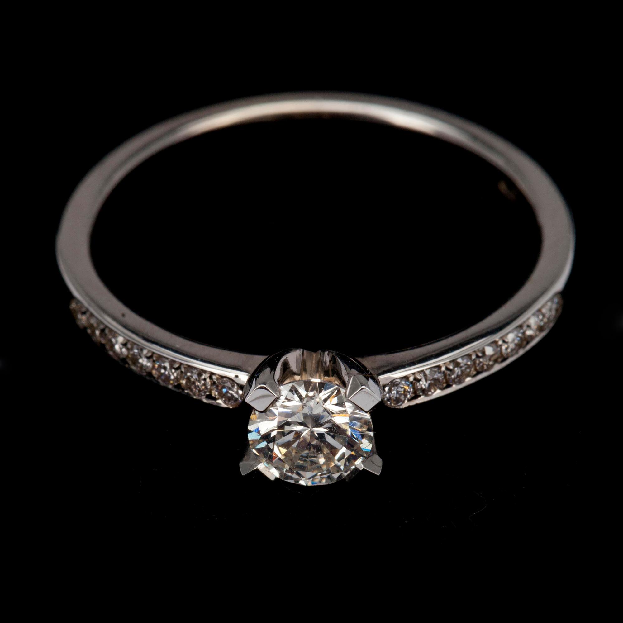 RING, vitguld 14K, briljantslipade diamanter, mittsten 0,39 ct + 0,11 ct. Vikt 2,3 g.