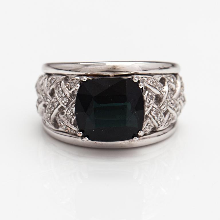 Ring, 14K vitguld, mörk grön turmalin ca 7.38 ct och diamanter ca 0.42 ct tot enligt certifikat.