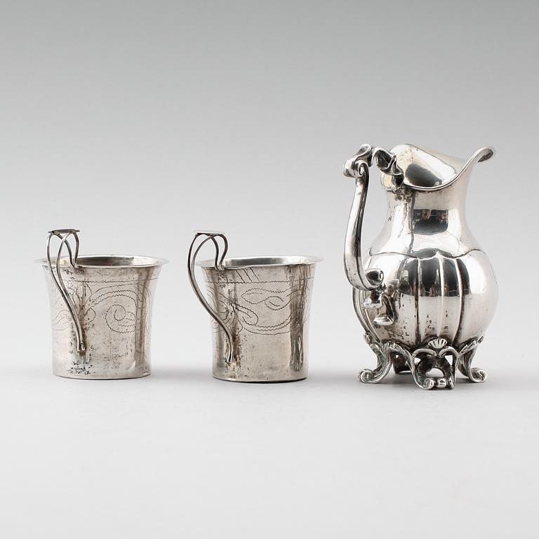 GRÄDDKANNA samt BÄGARE, 1 par, silver, svenska stämplar, 1800-tal. Vikt ca 136 g.