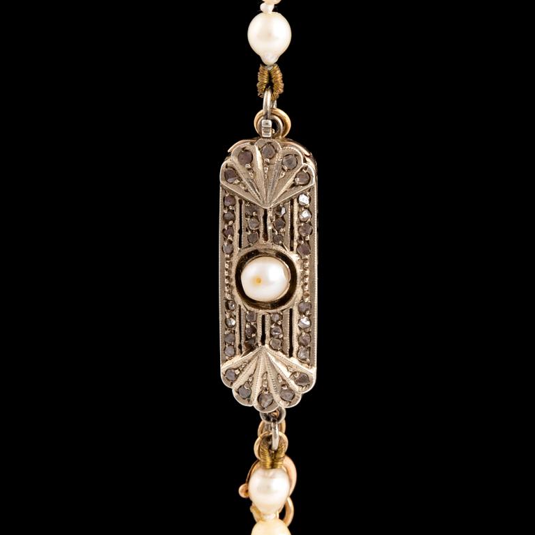 COLLIER, med odlade pärlor, lås 9K guld med rosenslipade diamanter och pärla.