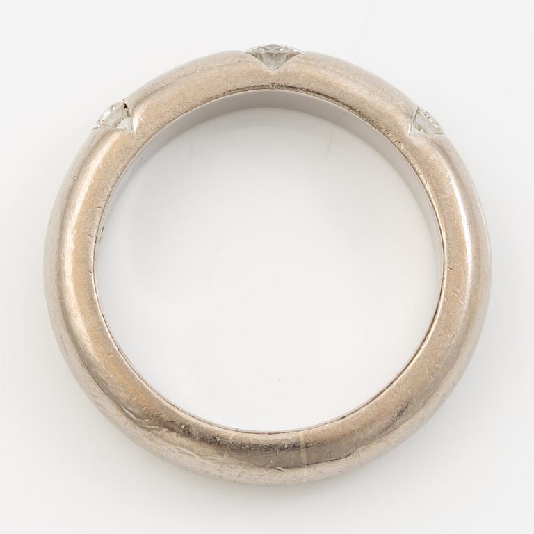 Ring 18K white gold with three round brilliant-cut diamonds, Engelbert.