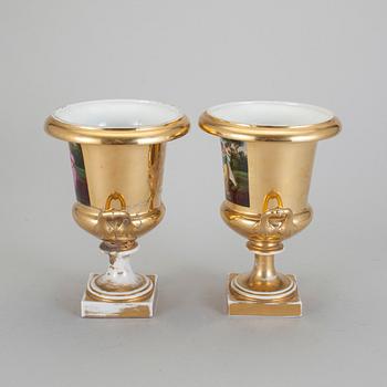 URNOR, ett par, porslin. Empir, 1800-talets första hälft.