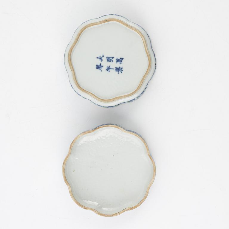 Ask med lock, porslin. Kina, Möjligen republik.