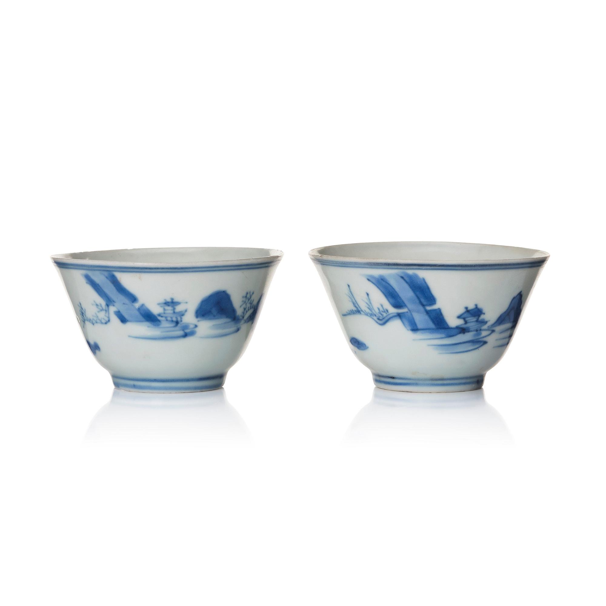 Koppar, två stycken, porslin. Ming dynastin, Transition/Chongzhen (1628-44).