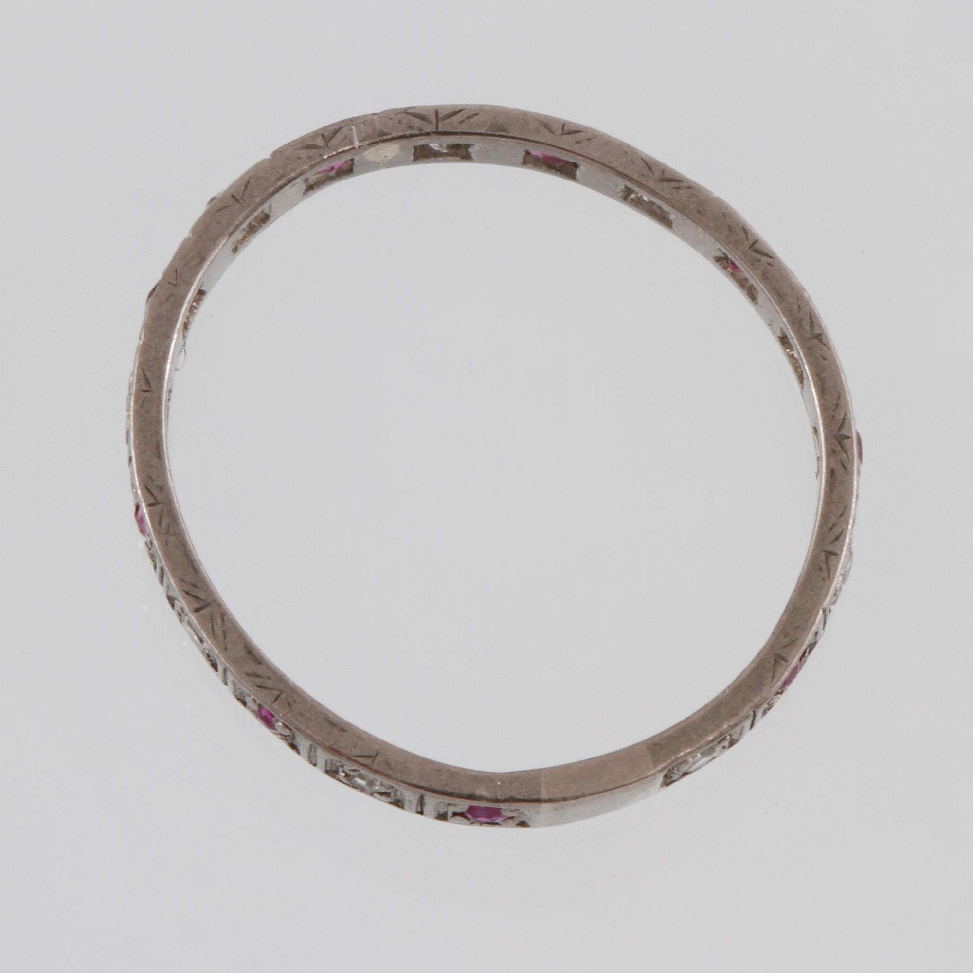 RING, 18K vitguld med fasettslipade diamanter och rubiner. Vikt 2,5 gram.