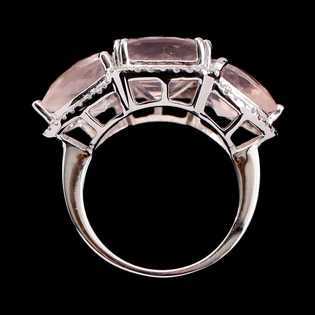RING, 18 k vitguld, rosa kvarts ca 10.35 ct, briljantslipade diamanter tot ca 0.29 ct.