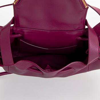 Bottega Veneta, a "Beak" bag.
