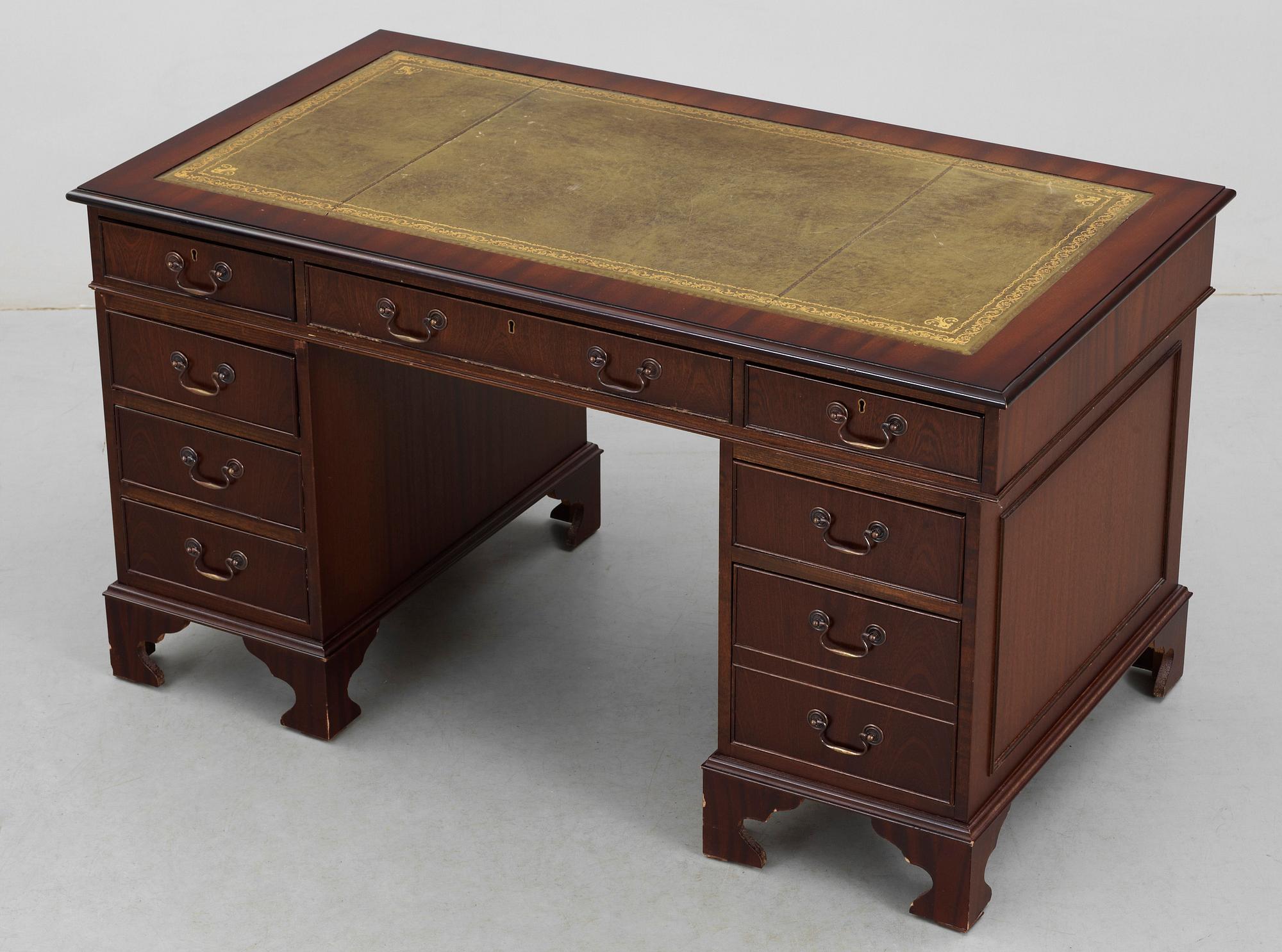 SKRIVBORD, engelsk stil, 1900-talets andra hälft.