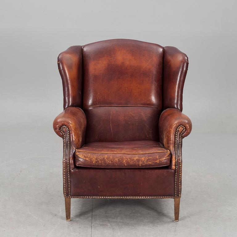 ÖRONLAPPSFÅTÖLJ, engelsk stil, 1900-talets andra hälft.