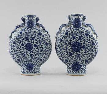PILGRIMSKRUS, ett par, porslin, Kina, 1800-tal.
