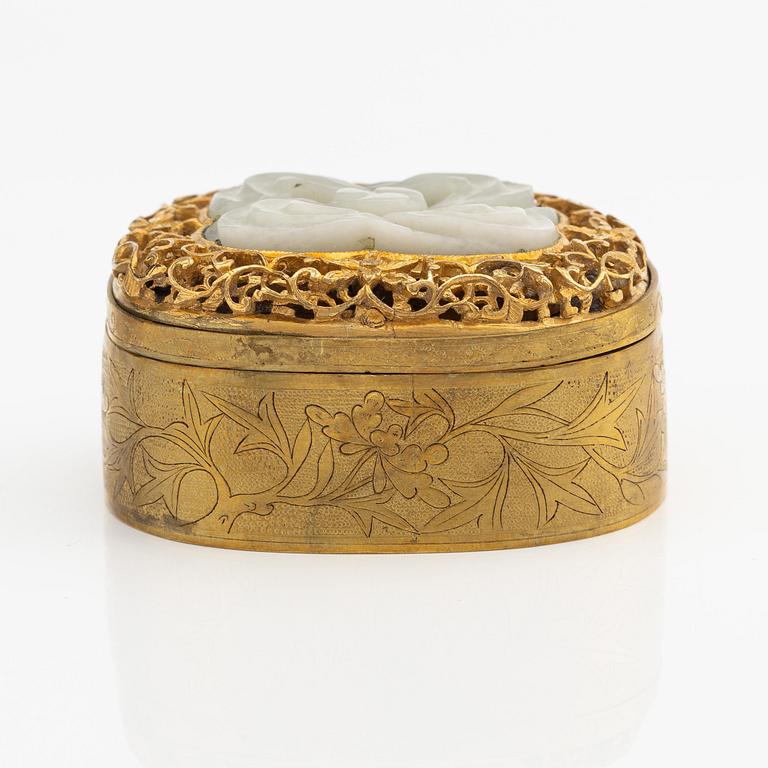 A gilded box with an 'endless knot' inlay, Qing dynasty, 19th century.