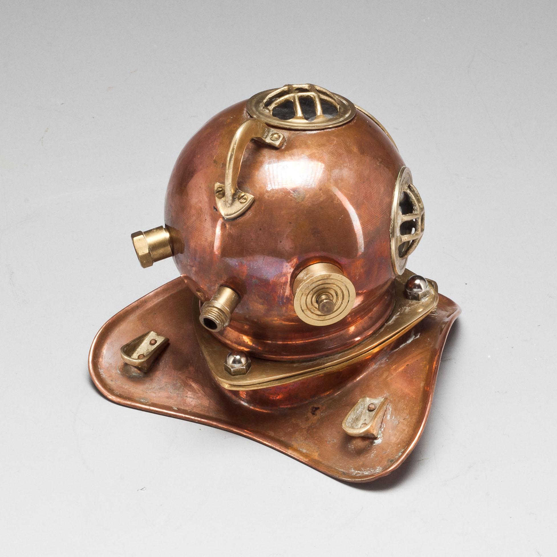 DYKARHJÄLM, modell. 1900-talets andra hälft.