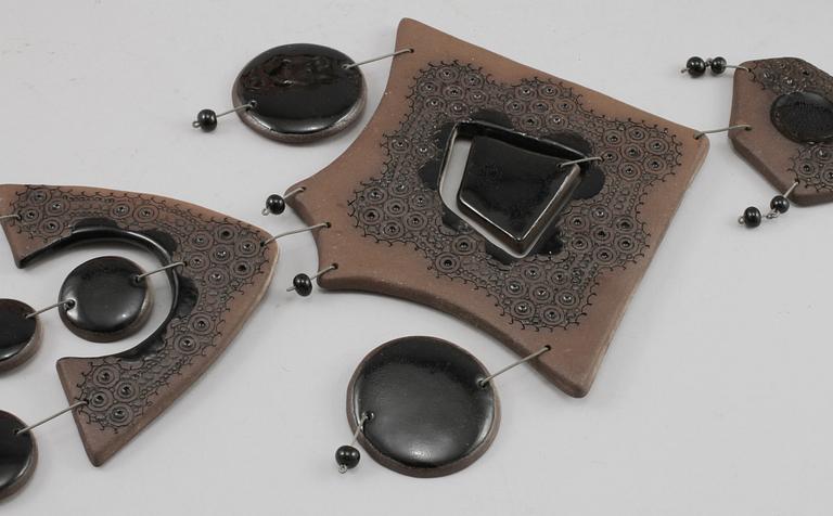 VÄGGDEKORATION, 3st, keramik och metall, Maija-Liisa Vasenius, signerad i godset, Kalevala koru, Finland 1960-70-tal.