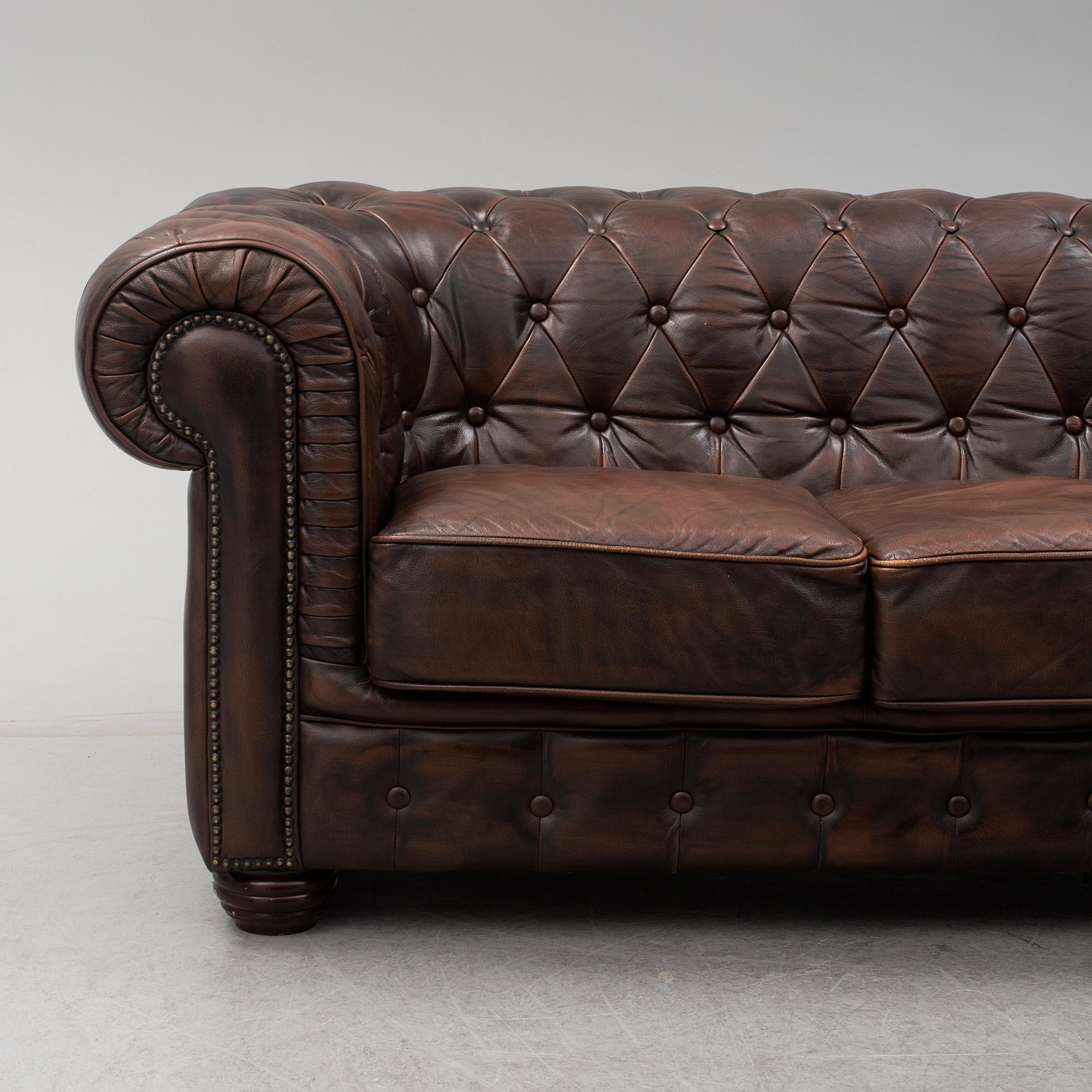 A 20th century leather upholstered Chesterfield sofa by Rubelli. Bukowskis