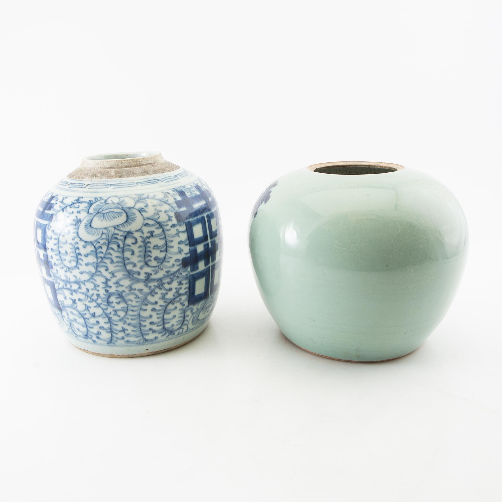 A set of two Chinese blue and white porcelain jars 19th/20th century.