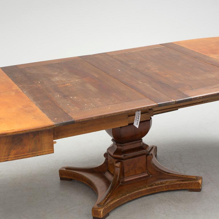 A late 19th century mahogony dining table with two extension leafs.