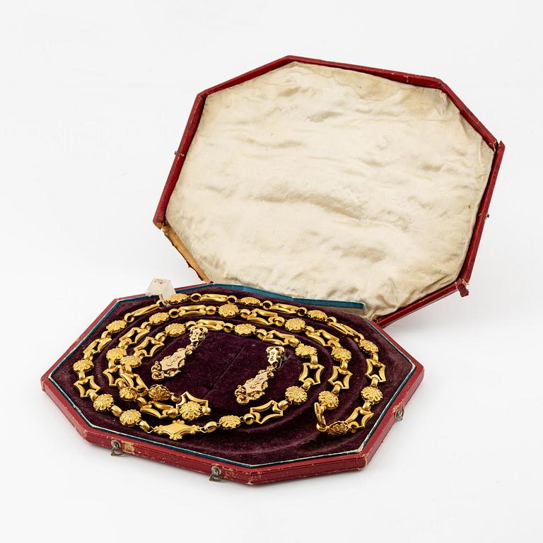 A necklace and a pair of earrings 18K gold, 19th century.