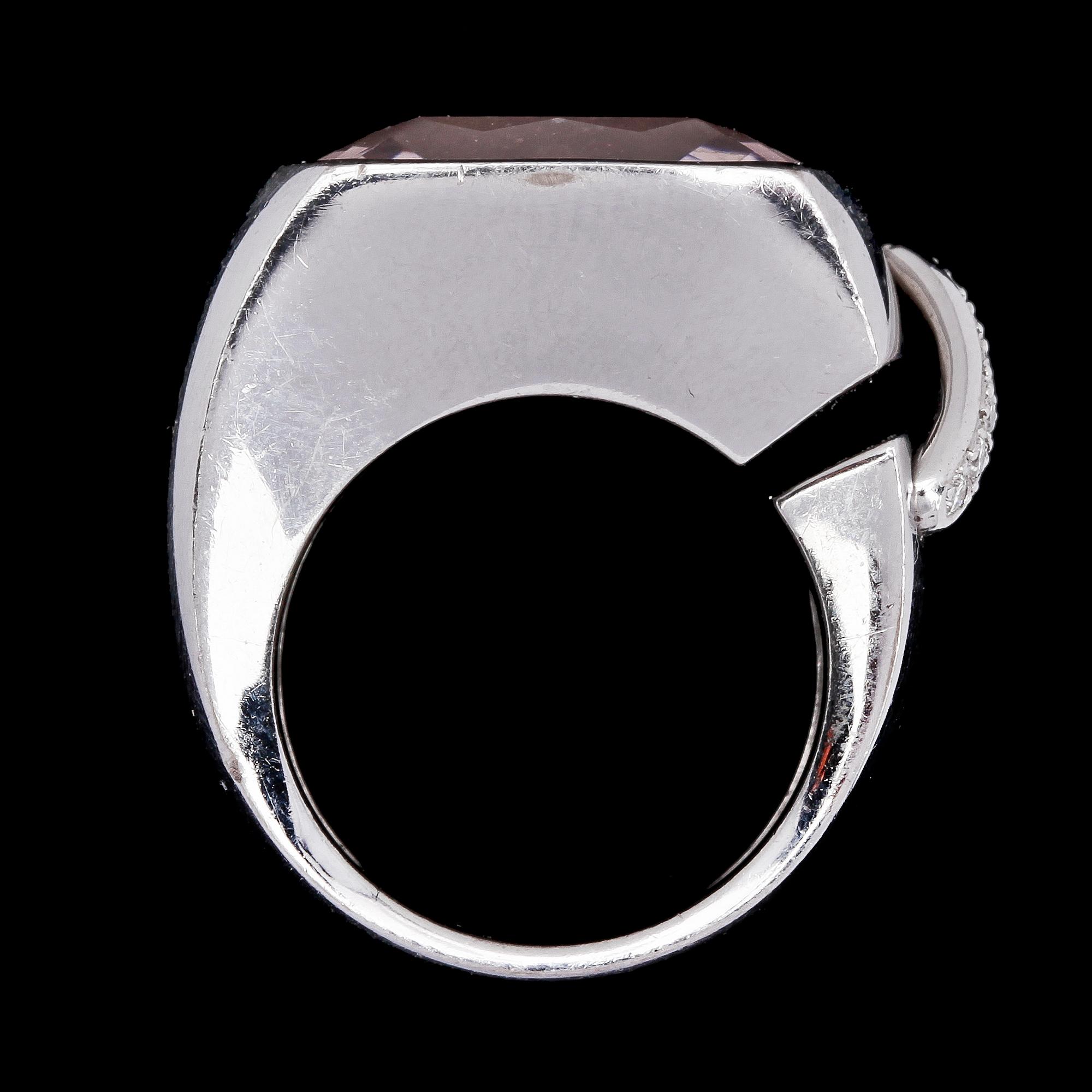 RING, Chaumet, fantasislipad morganit med briljantslipade diamanter.