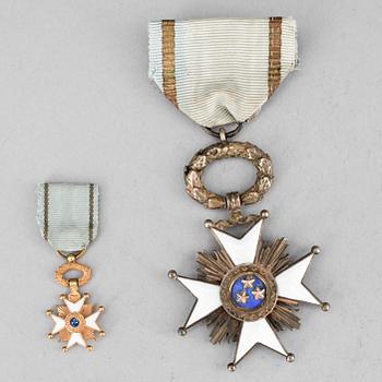 ORDENSTECKEN 2 st, Lettiska trestjärneorden, emalj och metall, 1900-tal.