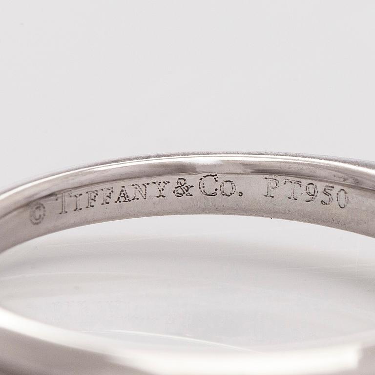 Tiffany & Co, ring, solitär, platina med en briljantslipad diamant.