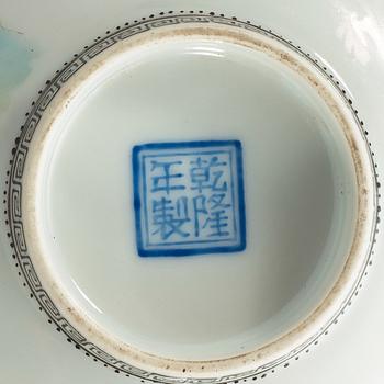 VAS, porslin. Kina, troligen Republik, 1900-tal, med Qianlong fyra karaktärers märke.