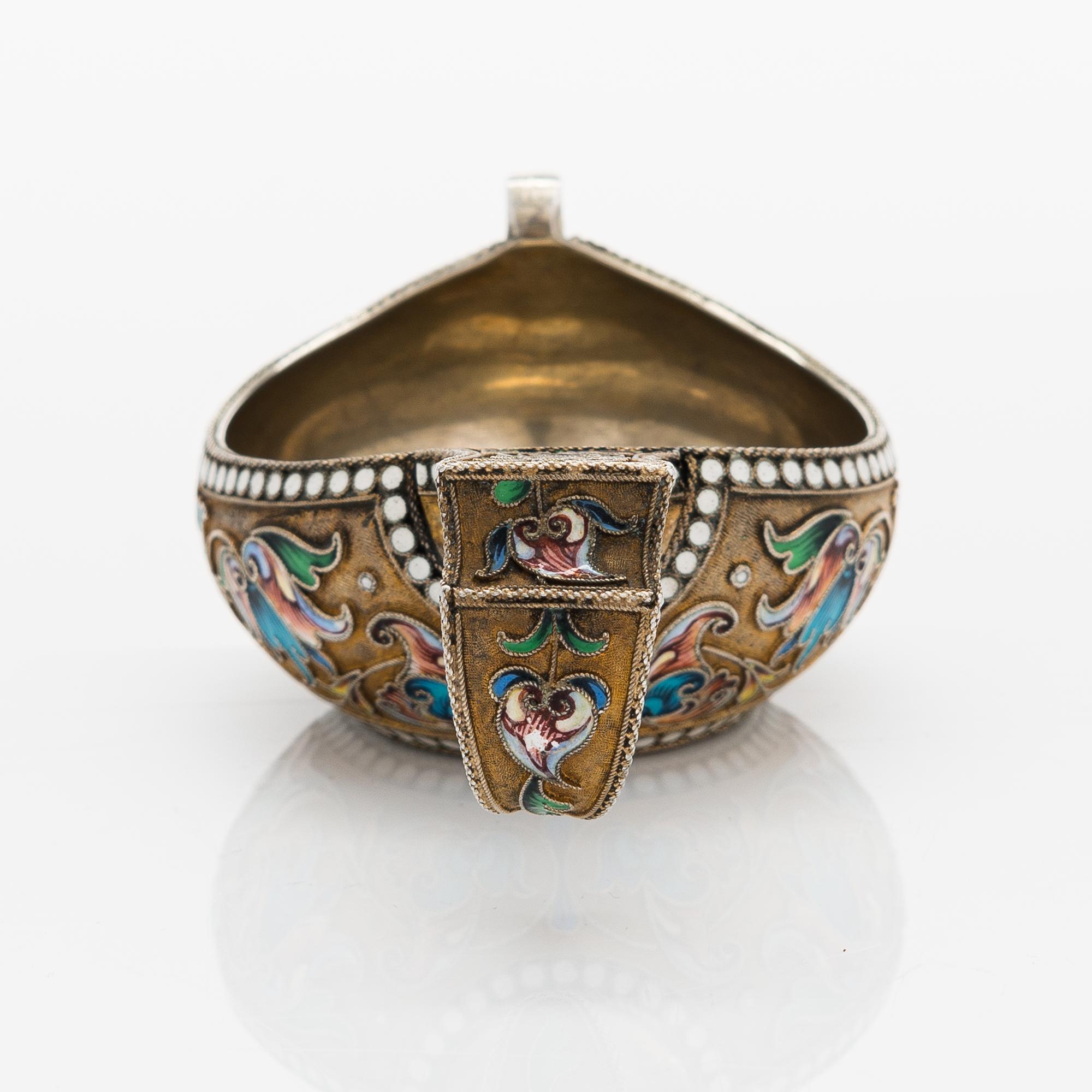 Vasilij Andrejev, kåsa, förgyllt silver och cloisonné-emalj, Moskva 1899-1908.