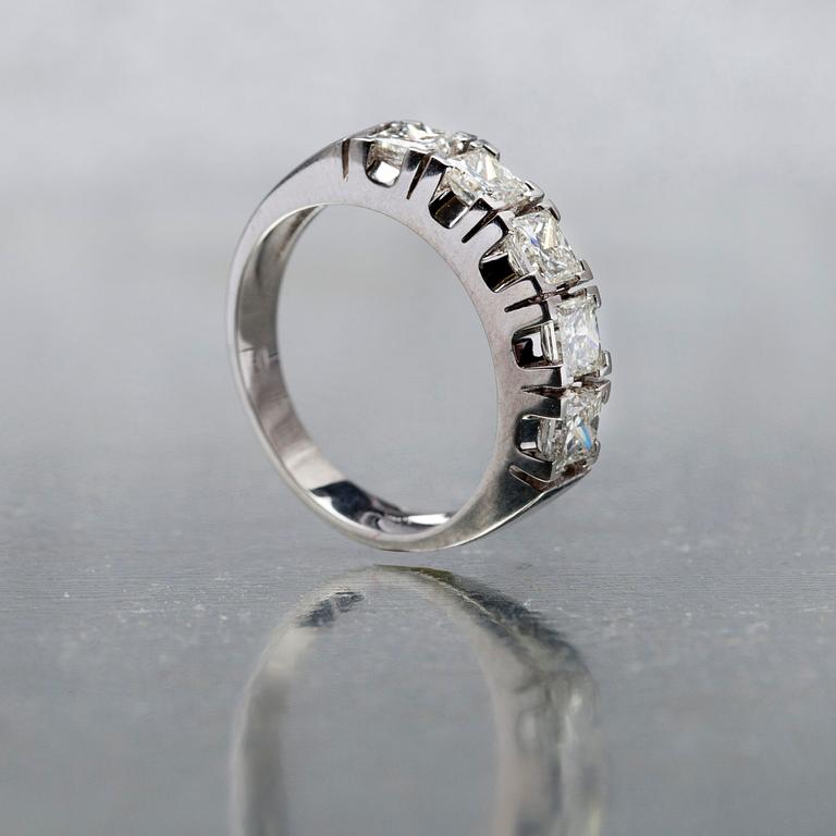RING, vitguld 14K, 5 st princesslipade diamanter, tot. 1,63 ct. Paino 4,45 g.