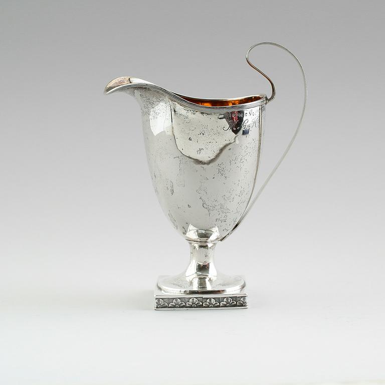 GRÄDDKANNA, silver, otydliga svenska stämplar, 1809. Vikt ca 131 gram.