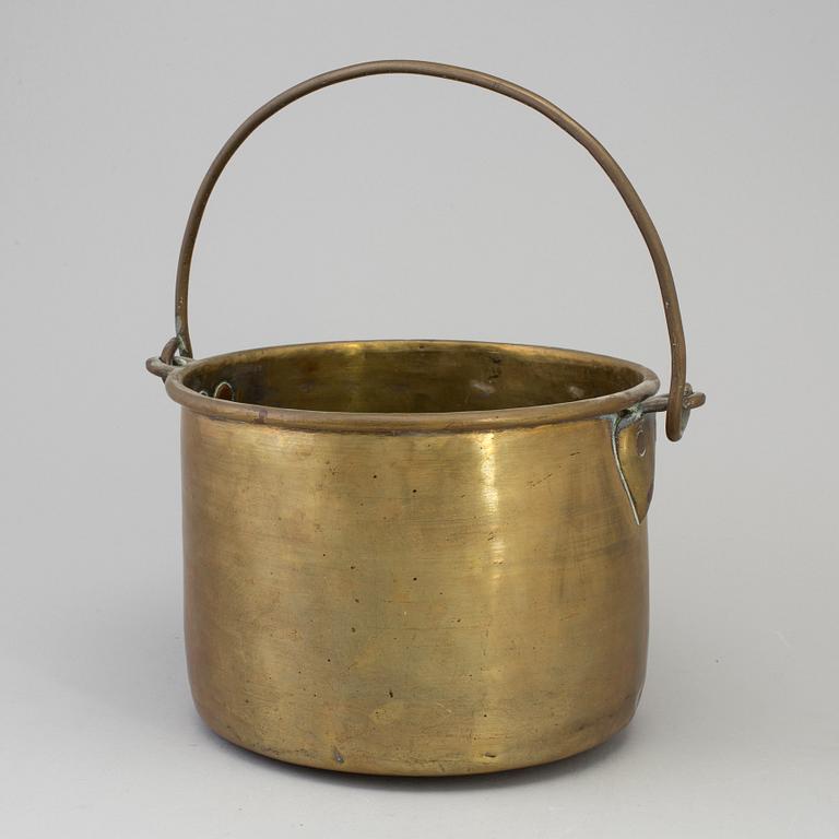 A BRASS BUCKET, 18th/19th century.