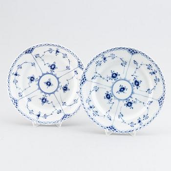 Royal Copenhagen, 40 'Musselmalet' porcelain plates.