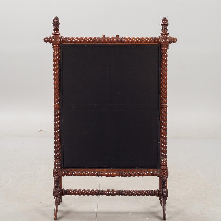 ELDSKÄRM, mahogny med korsstygnsbroderi. 1800-talets slut.