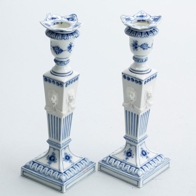 LJUSSTAKAR med lösa ljusmanschetter, ett par, porslin, "Musselmalet", Royal Copenhagen, 1900-tal.