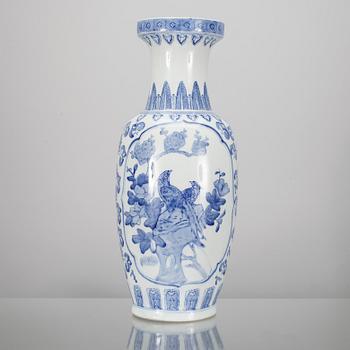 GOLVVAS, porslin, Kina 1900-tal.