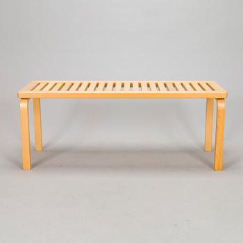 Alvar Aalto, bänk, modell 153A, Artek 2000-tal.
