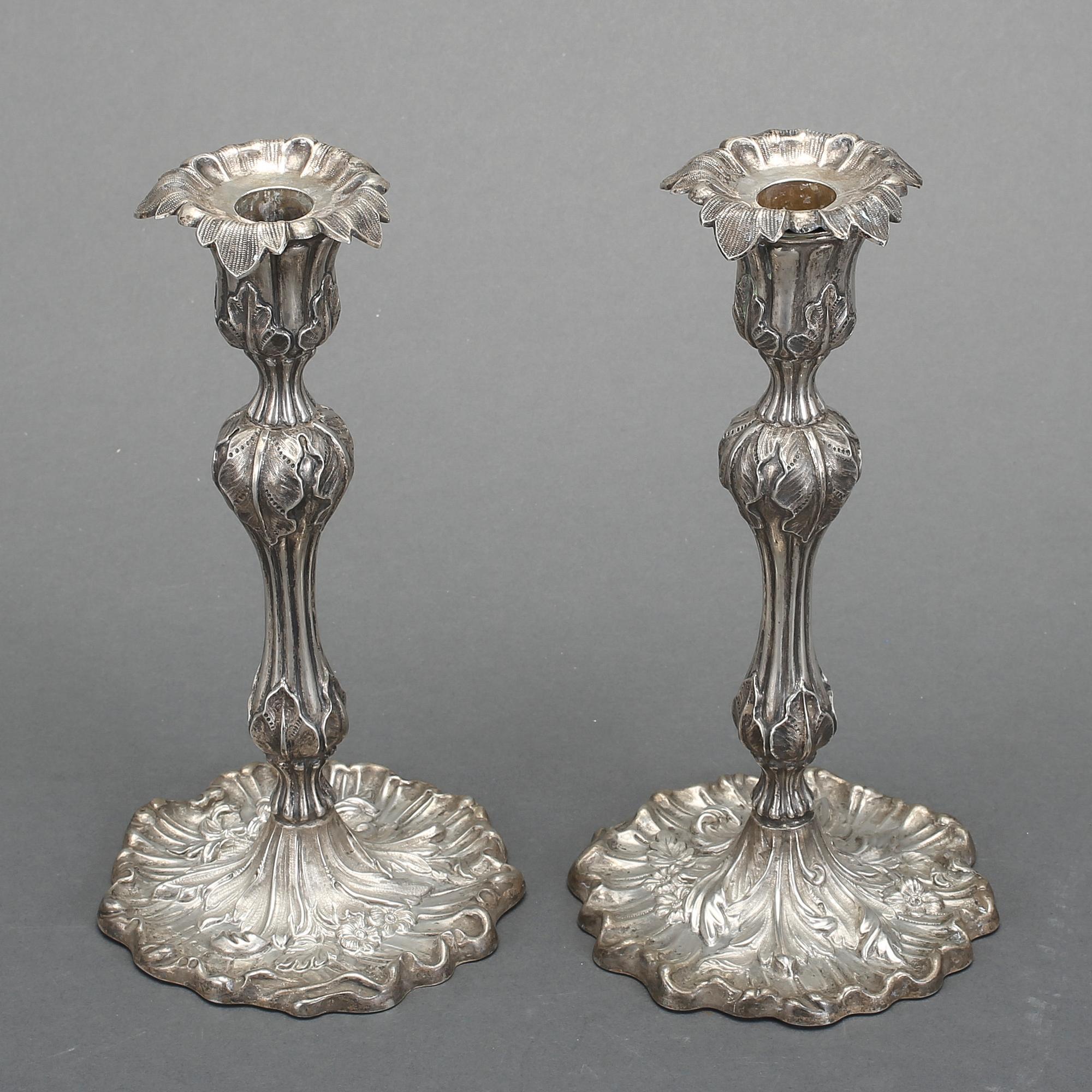 LJUSSTAKAR, ett par, silver, nyrokoko. Gustaf Möllenborg-Féron, Stockholm, 1855. Vikt ca 577 gram.