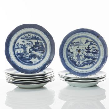 Tallrikar, 16 stycken, kompaniporslin, Kina, Qingdynastin, 1800-tal.