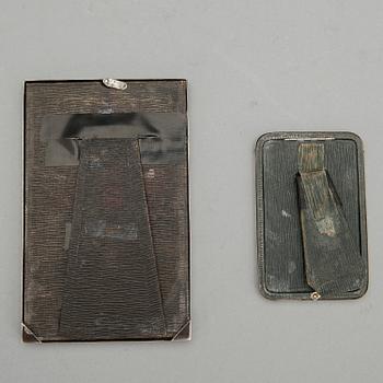 RAMAR, 2 st, silver, bland annat CG Hallberg, Stockholm 1918. Vikt totalt (inkl ramar samt mindre bakstycket) ca 128 g.