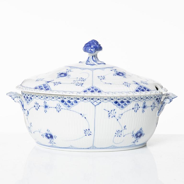 Mat- och kaffeservis, 65 delar, porslin, "Musselmalet", Royal Copenhagen, Danmark.