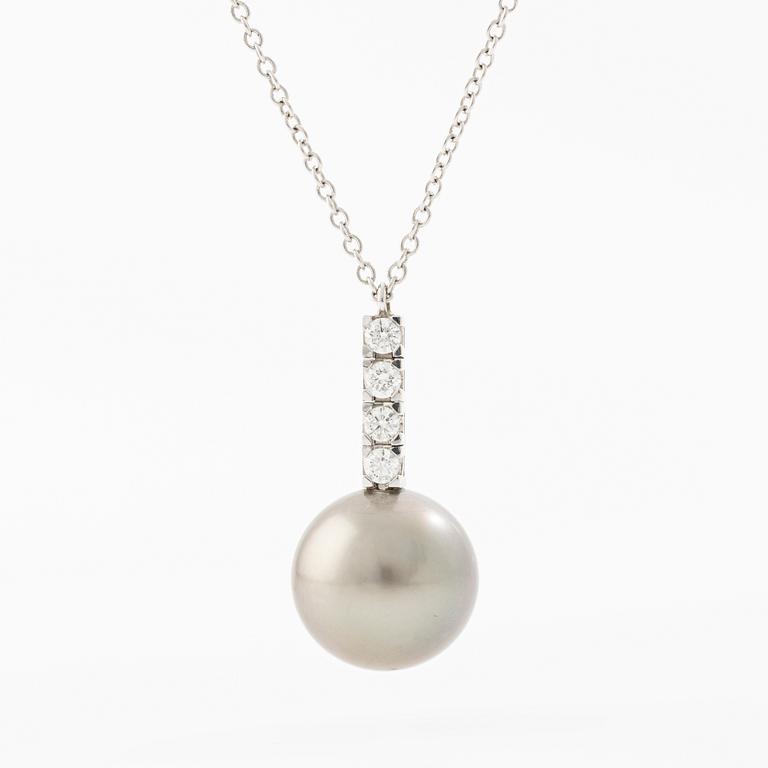 Necklace 18K white gold with cultured Tahitian pearl and brilliant-cut diamonds.