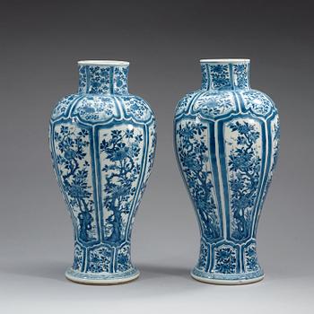 A pair of blue and white vases, Qing dynasty, Kangxi (1662-1722).