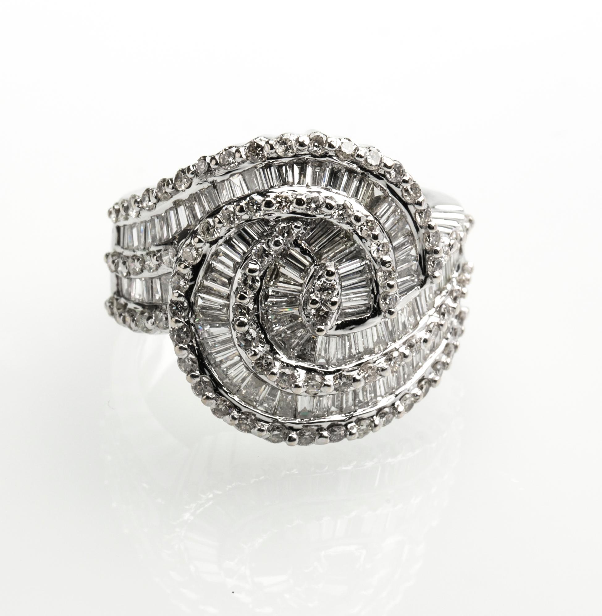 RING, 18 k vitguld med olikslipade diamanter, totalt ca 3,19 ct. Vikt ca 14,5 g.