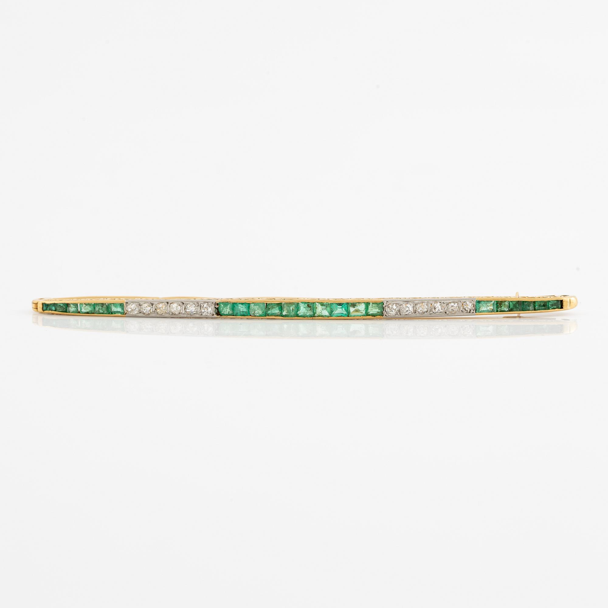 Brosch, längre modell, guld med carréslipade smaragder och gammalslipade diamanter, troligen omkring sekelskiftet 1900.