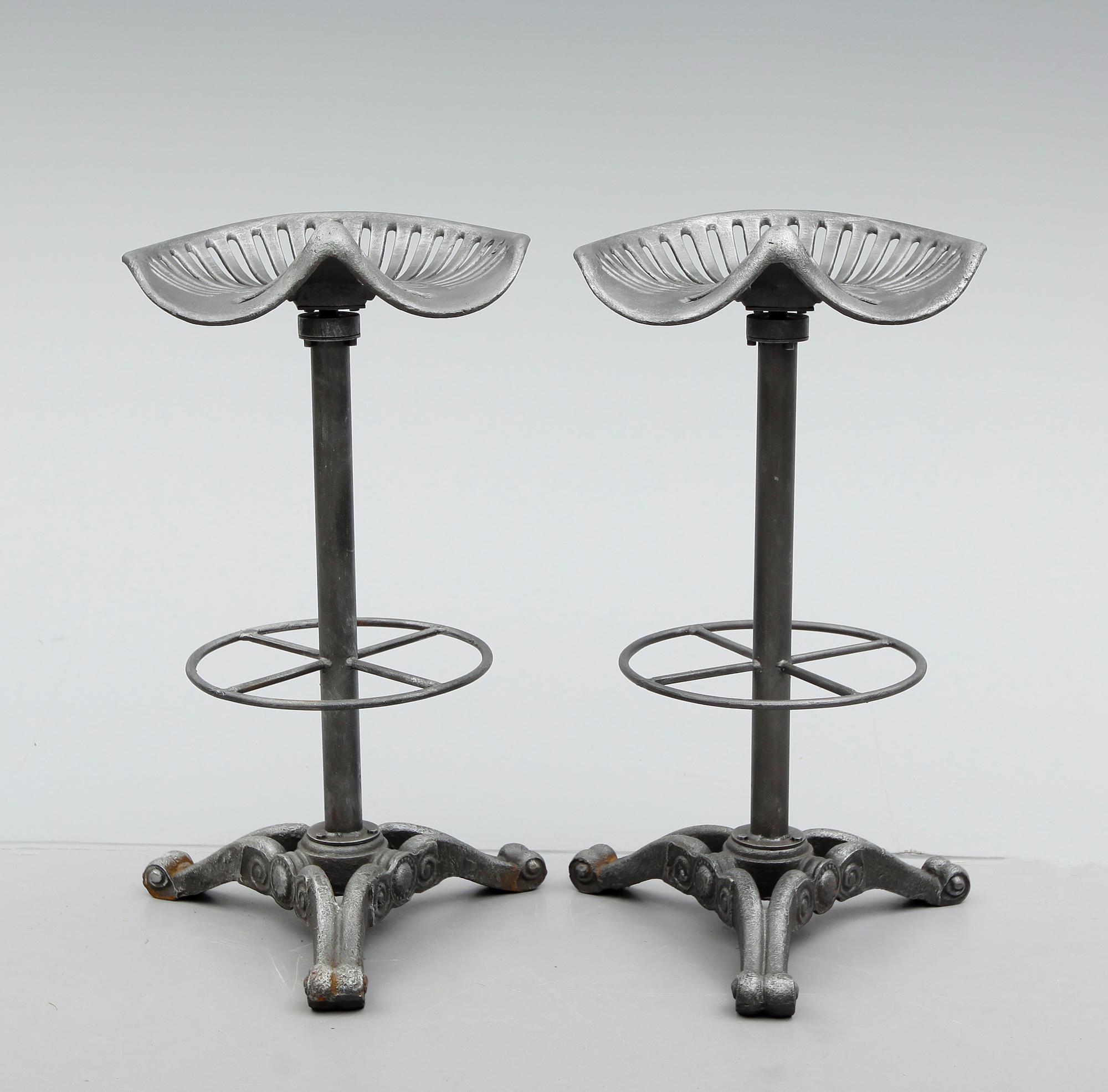 BARSTOLAR, 2 st, gjutjärn, 1900-talets andra hälft.