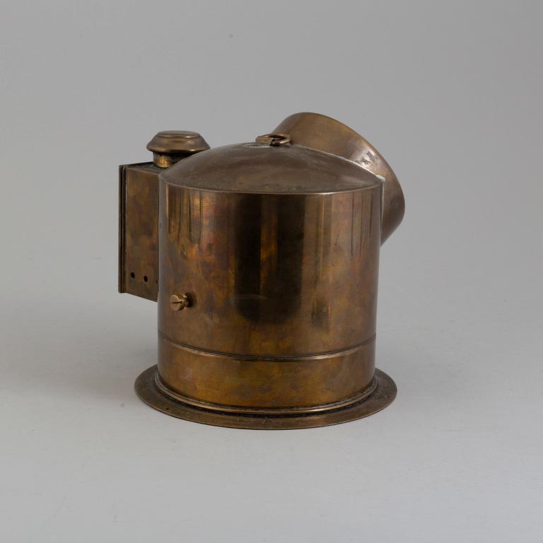 NAKTERHUS i mässing med gyroupphängd kompass, troligen 1900-talets början.