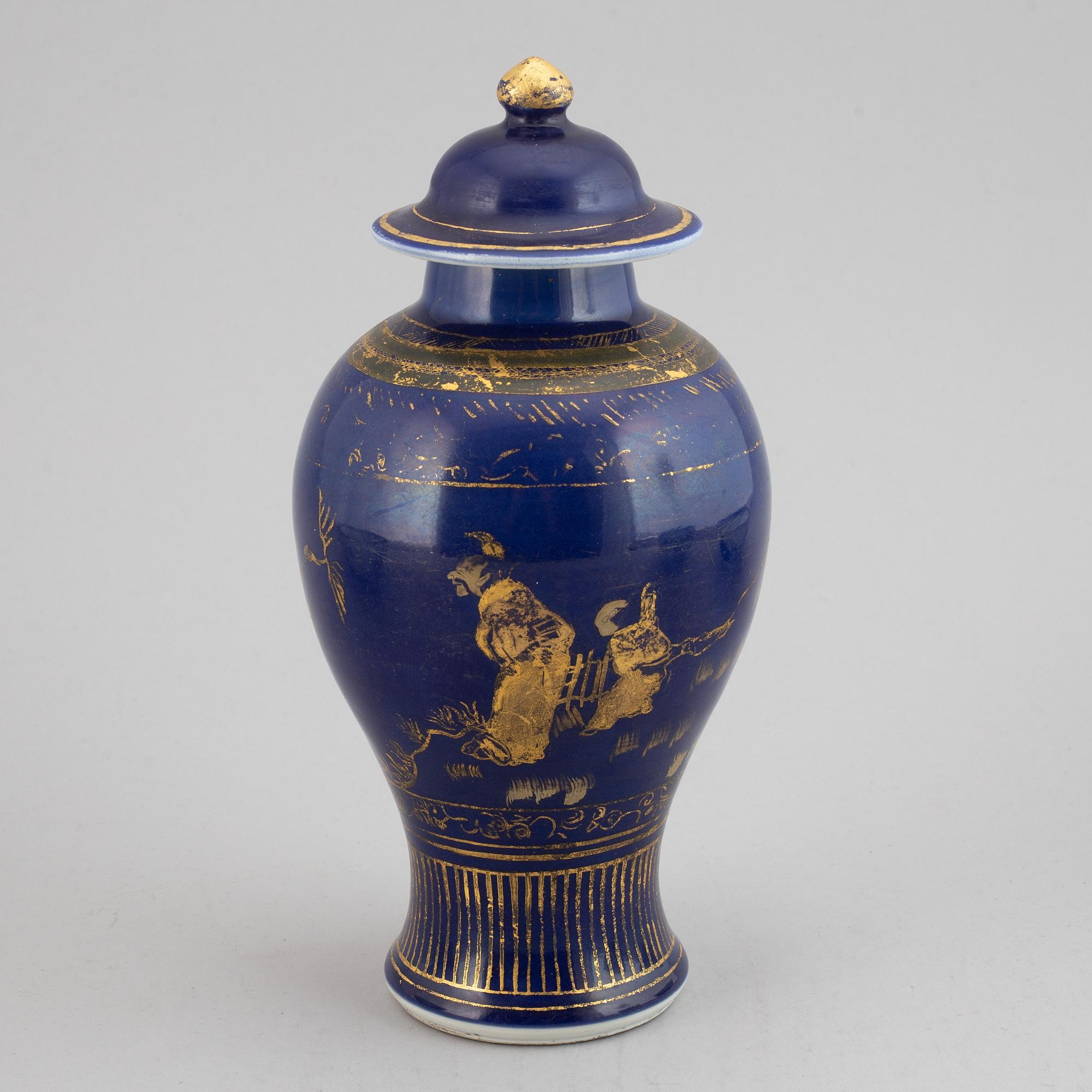 A group of 7 porcelain objects, Qing dynasty, incl. Qianlong and 19th century.