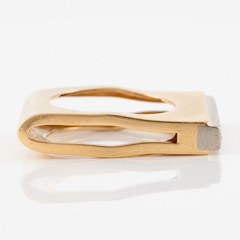 A W.A. Bolin ring in 18K gold set with round brilliant-cut diamonds.