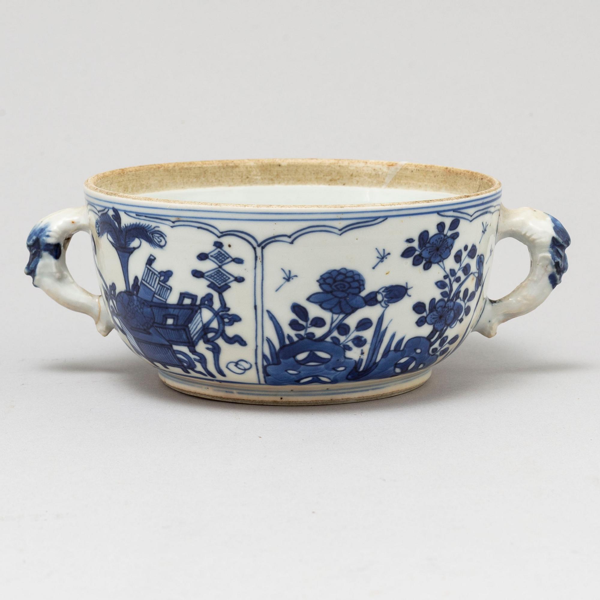 A blue and white ecuelle/bowl, Qing dynasty, Kangxi (1662-1722).