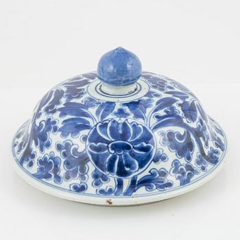 A large blue and white lotus jar with cover, Qing dynasty, Kangxi (1662-1722).