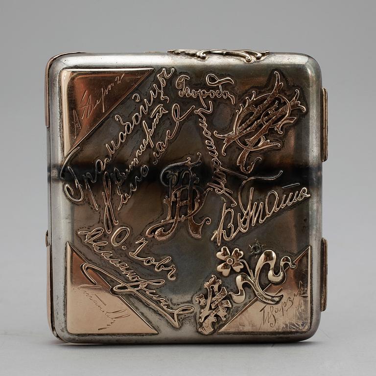 CIGARETTETUI, silver med detaljer av guld, Moskva, sekelskifte 1800/1900. Total vikt ca 232 g.